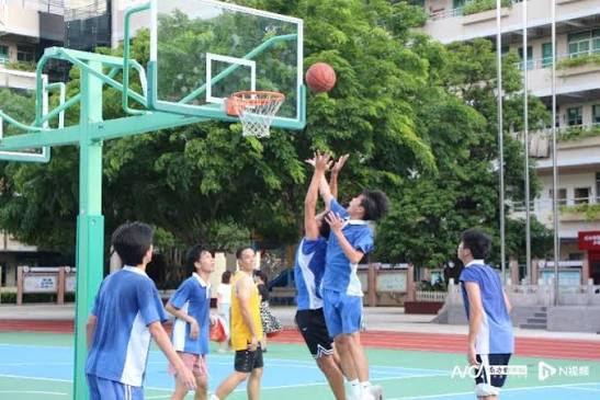 赢了就请客撒钱、输了就闷头再来